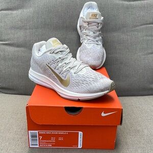 NIKE Zoom Winflo 5 Sneaker with Golden Swoosh